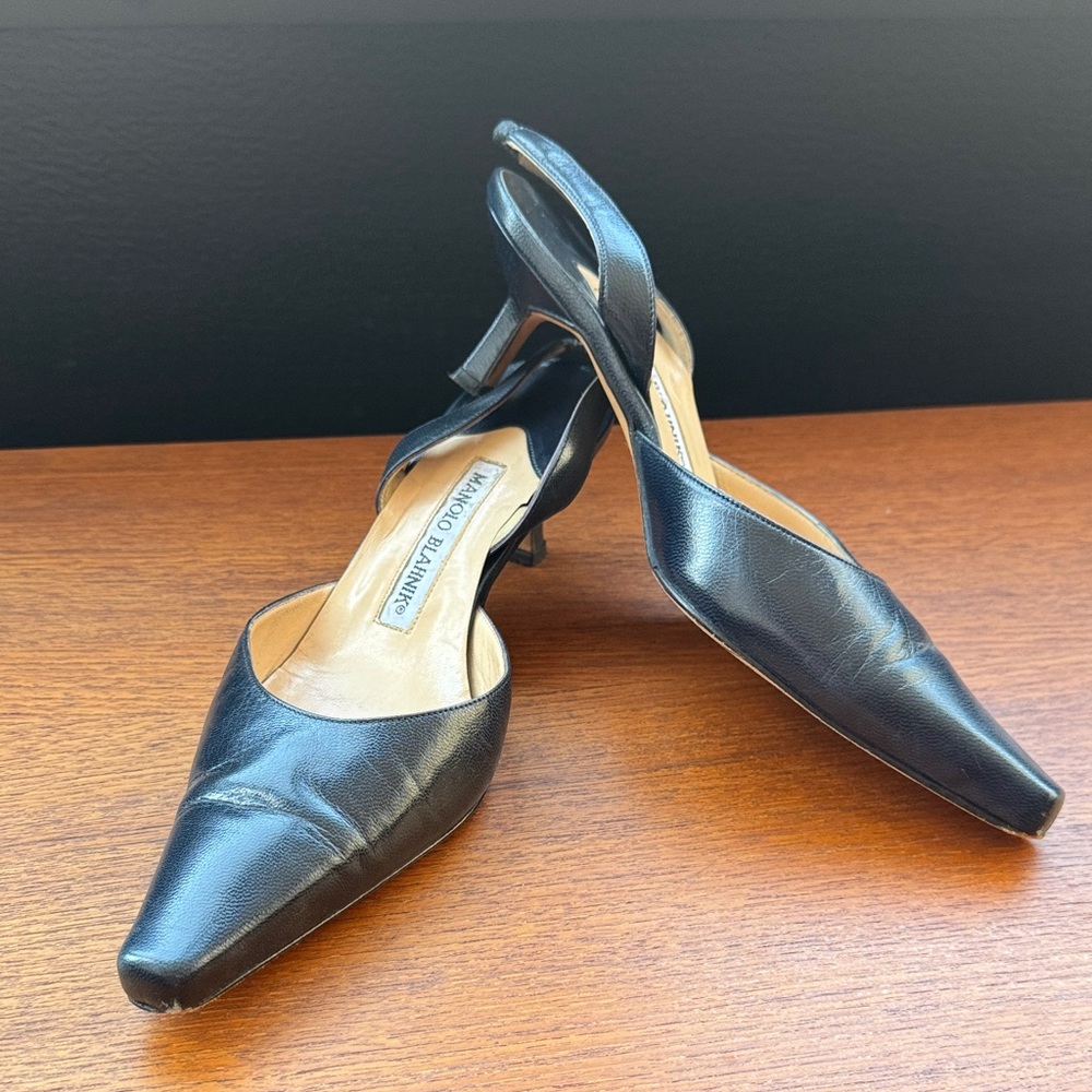 Elegant Manolo Blahnik Navy Blue Slingback Heels. Excellent condition.
